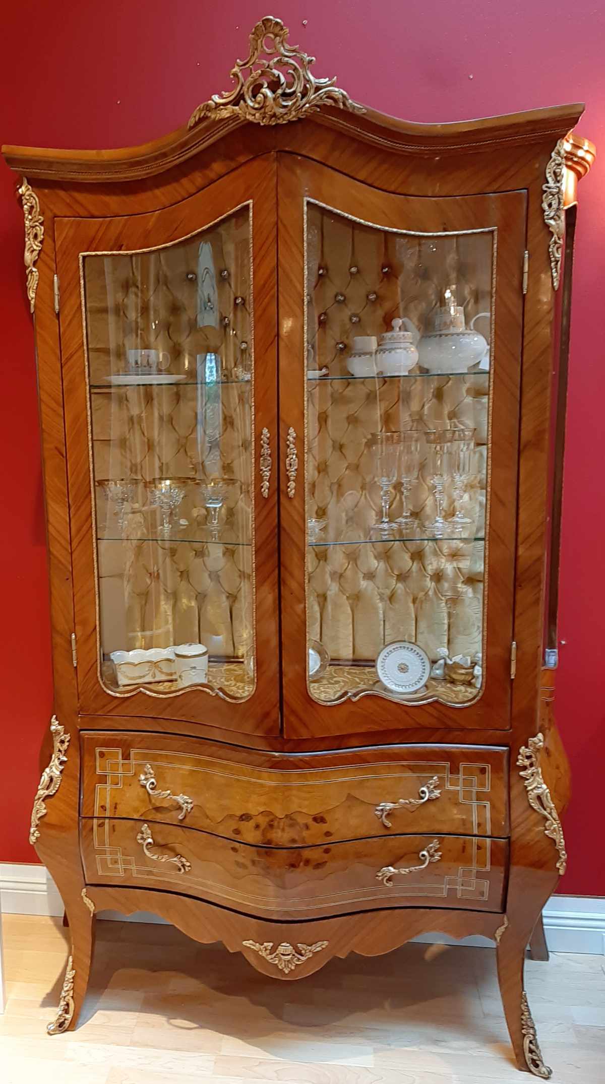 Vitrine frontal fotografiert
