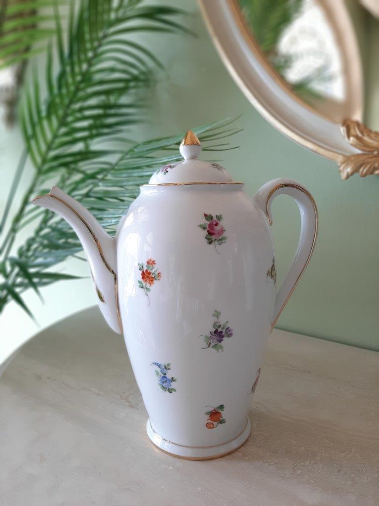 Schlanke Kaffeekanne aus Dresdner Porzellan mit handgemaltem Streublümchen Dekor