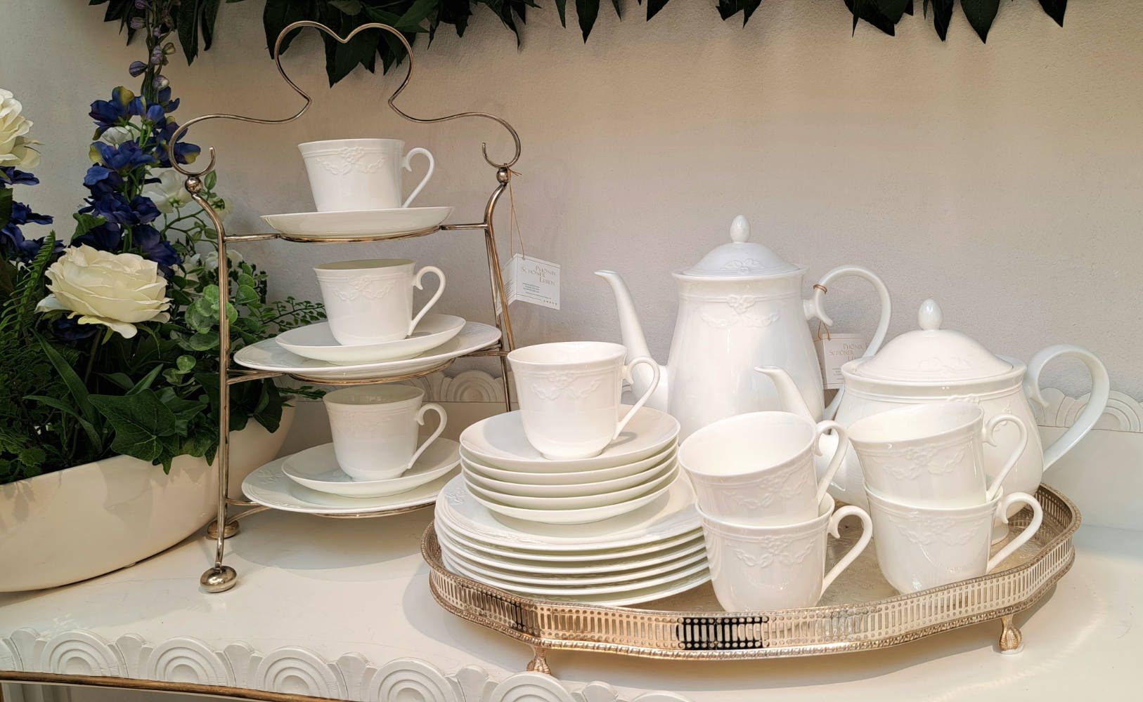 Klassisches und elegantes Kaffeeservice, Villeroy und Boch, Fiori weiss, ganz in weiß, mit feiner Verzierung, Set.