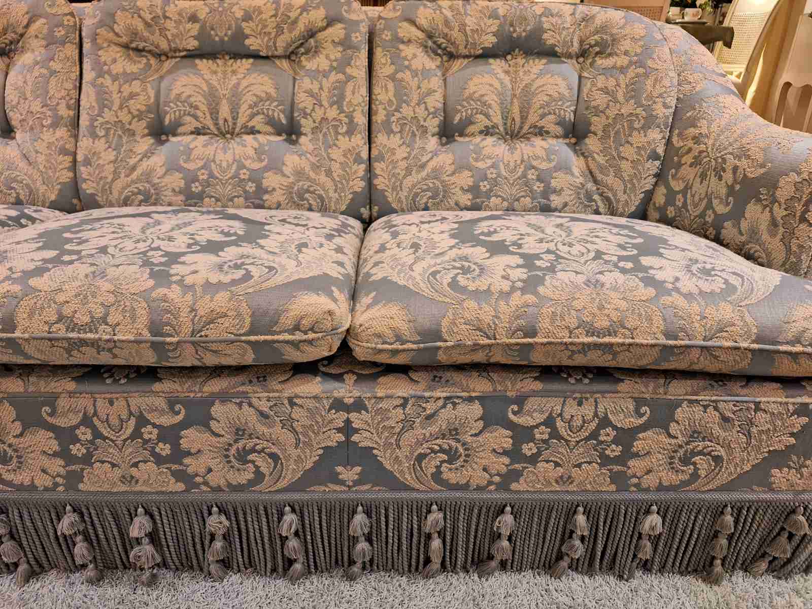 Kleine, zierliche Sofagruppe, bestehend aus Couch und 2 Sesseln, mit blauem Stoff, Quasten und Troddeln, Detail.