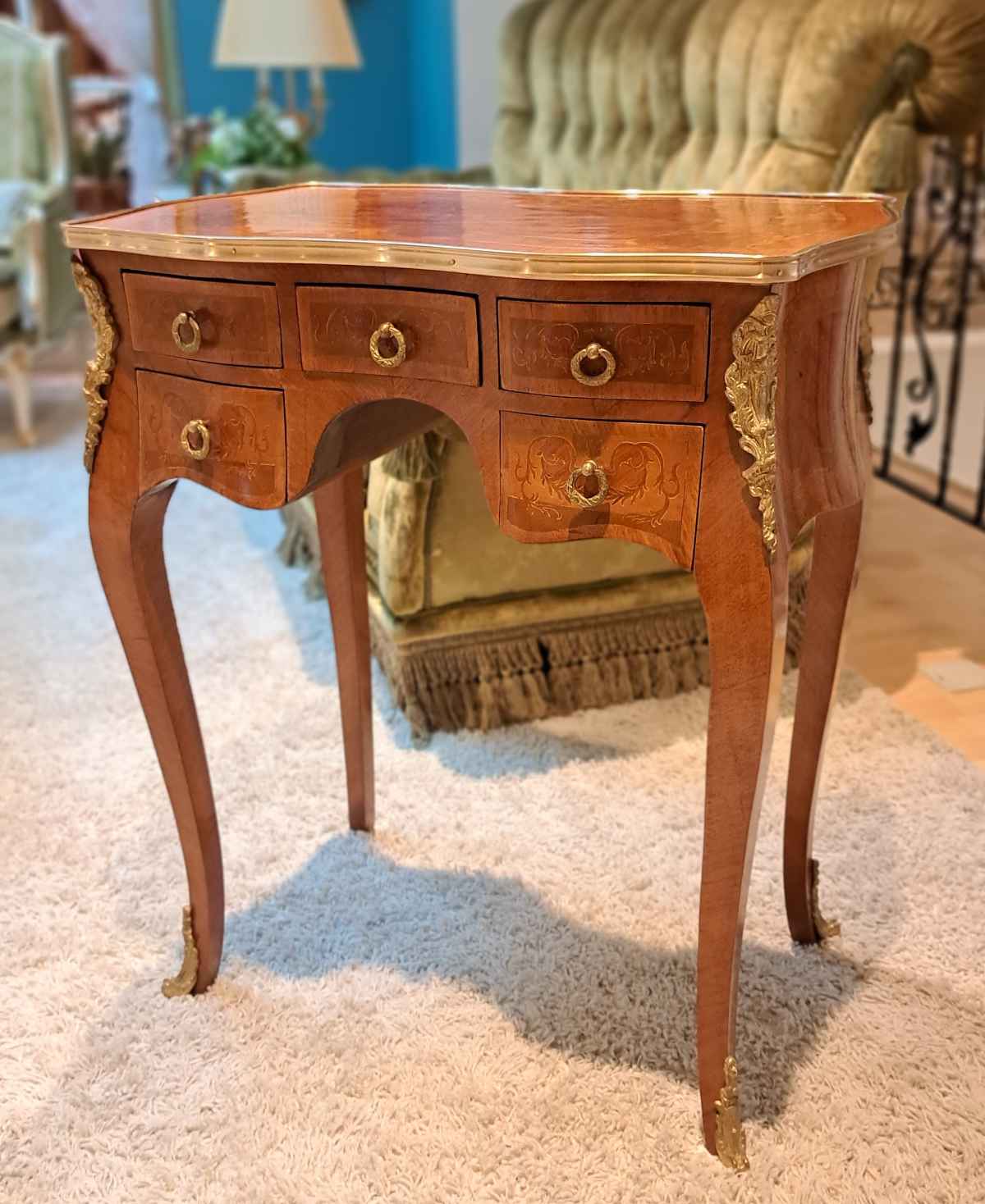 Antikes Tischchen, nutzbar als Schreibtisch, aus Rosenholz, mit Messingbeschlägen, fünf Schubladen, schönem Furnierbild, seitlich.