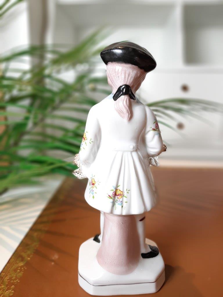 Rückansicht einer Porzellanfigur eines jungen Mannes im Stil des 18. Jahrhunderts