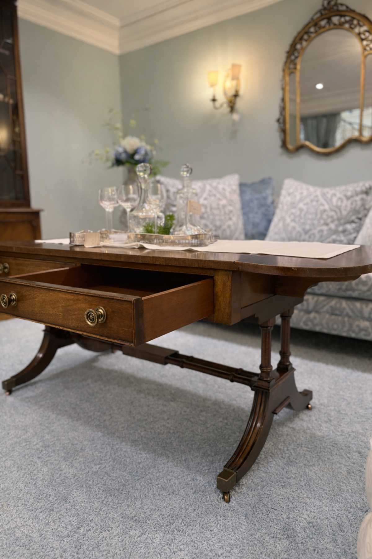 Schublade des Couchtisches aus Mahagoni geöffnet mit Stauraum.