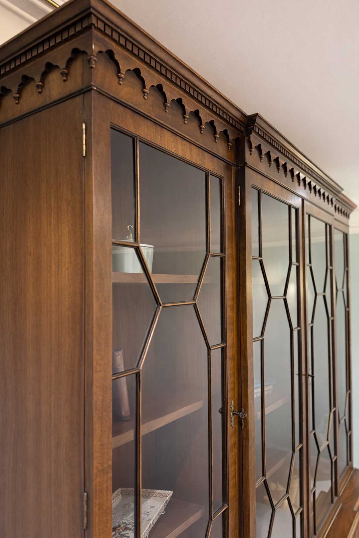 Detail der oberen Zierleiste mit feinen Verzierungen im englischen Stil.