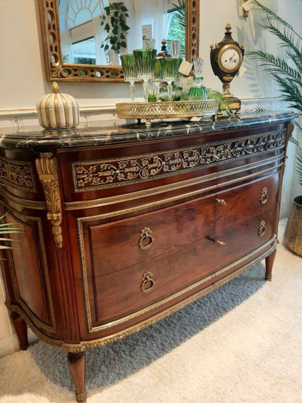 Klassisch geformte Kommode Bronzeverzierungen Marmorplatte abschließbare Schubladen seitlich Klassisch geformte Kommode, mit Bronzeverzierungen, Marmorplatte, abschließbaren Schubladen, seitlich.