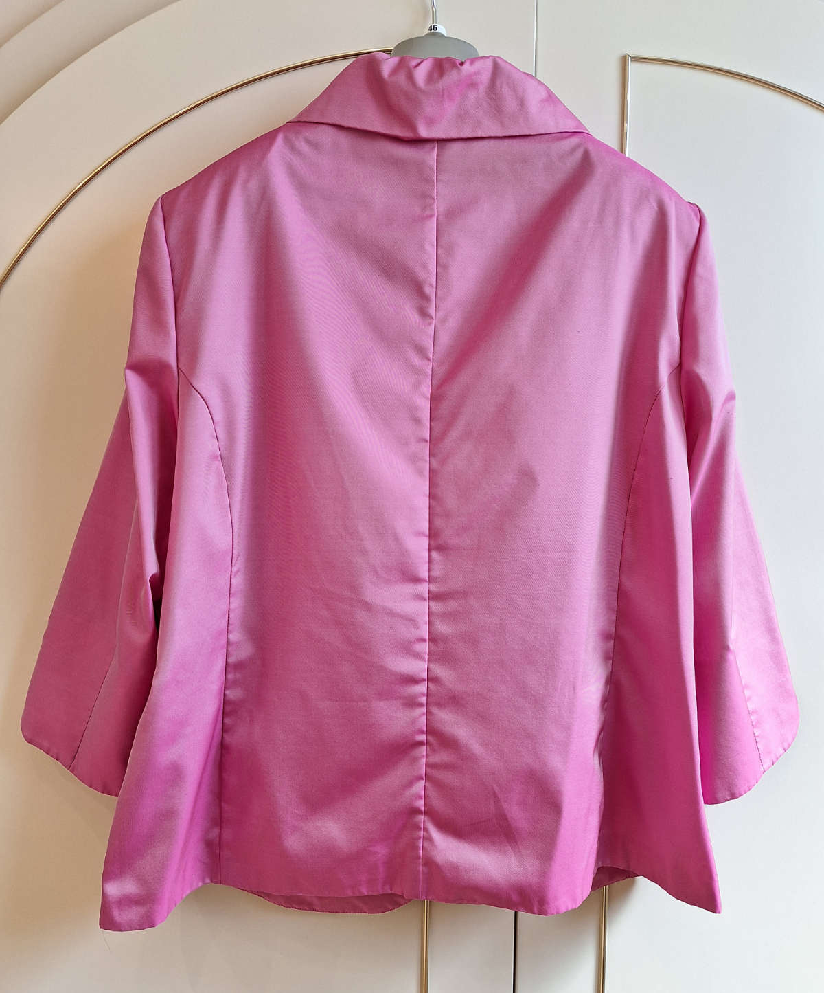Select Damen-Blazer, in pink, Größe 46, mit Rüschen, Dreiviertelarm, von hinten.