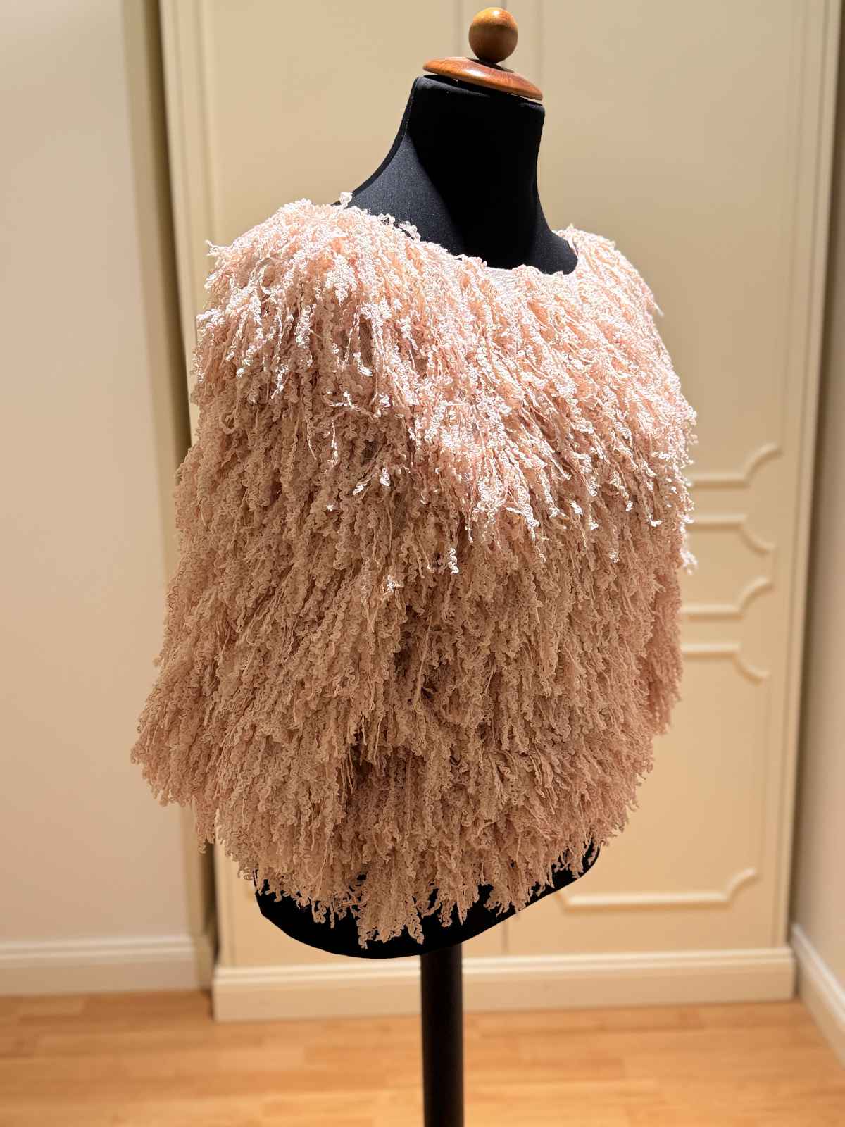 CHANEL Oberteil mit Fransen in rose, in Größe 42 seitlich.