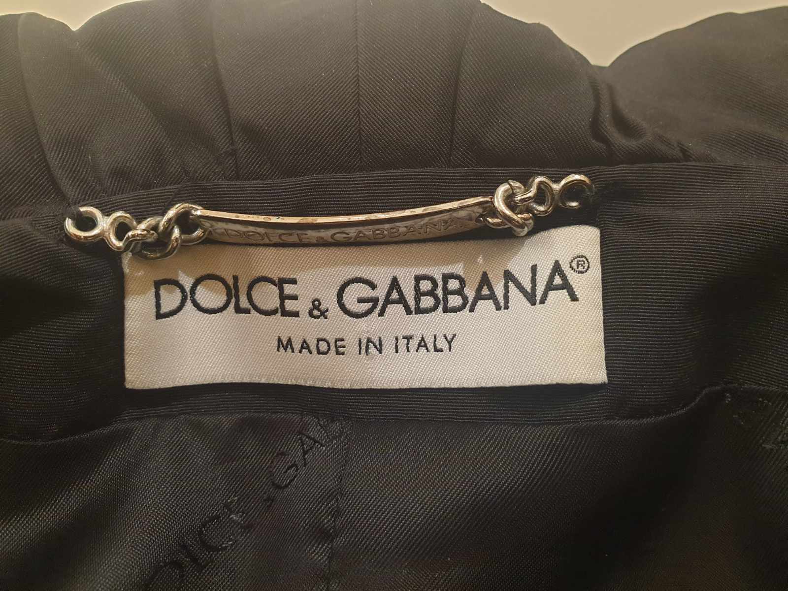 Dolce & Gabbana Jacke, kurzer Damenmantel, in schwarz, mit Rüschen am Ausschnitt, in Größe 40, Logo.