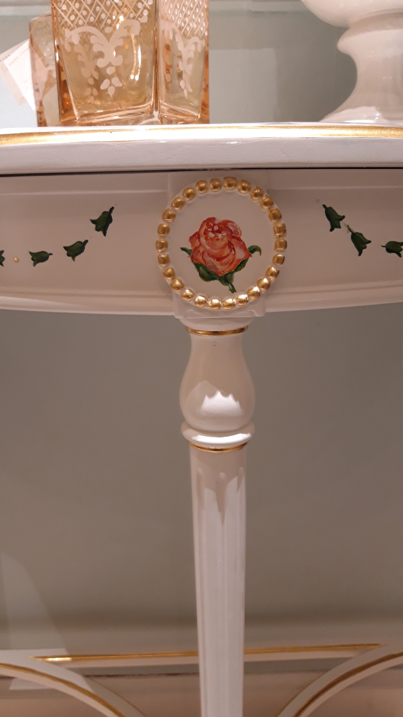 Detail des bemalten Tischbeins der Jugendstil-Konsole