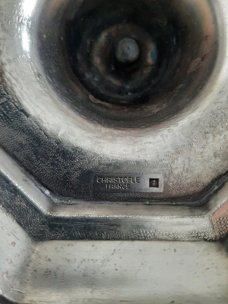 Detailaufnahme der Christofle Punze auf der Unterseite eines versilberten Kerzenleuchters