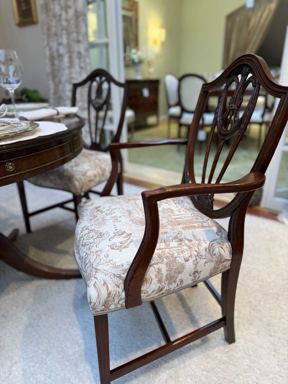 Essgruppe Louis Englischer Stil Armlehnstuhl Seitenansicht.