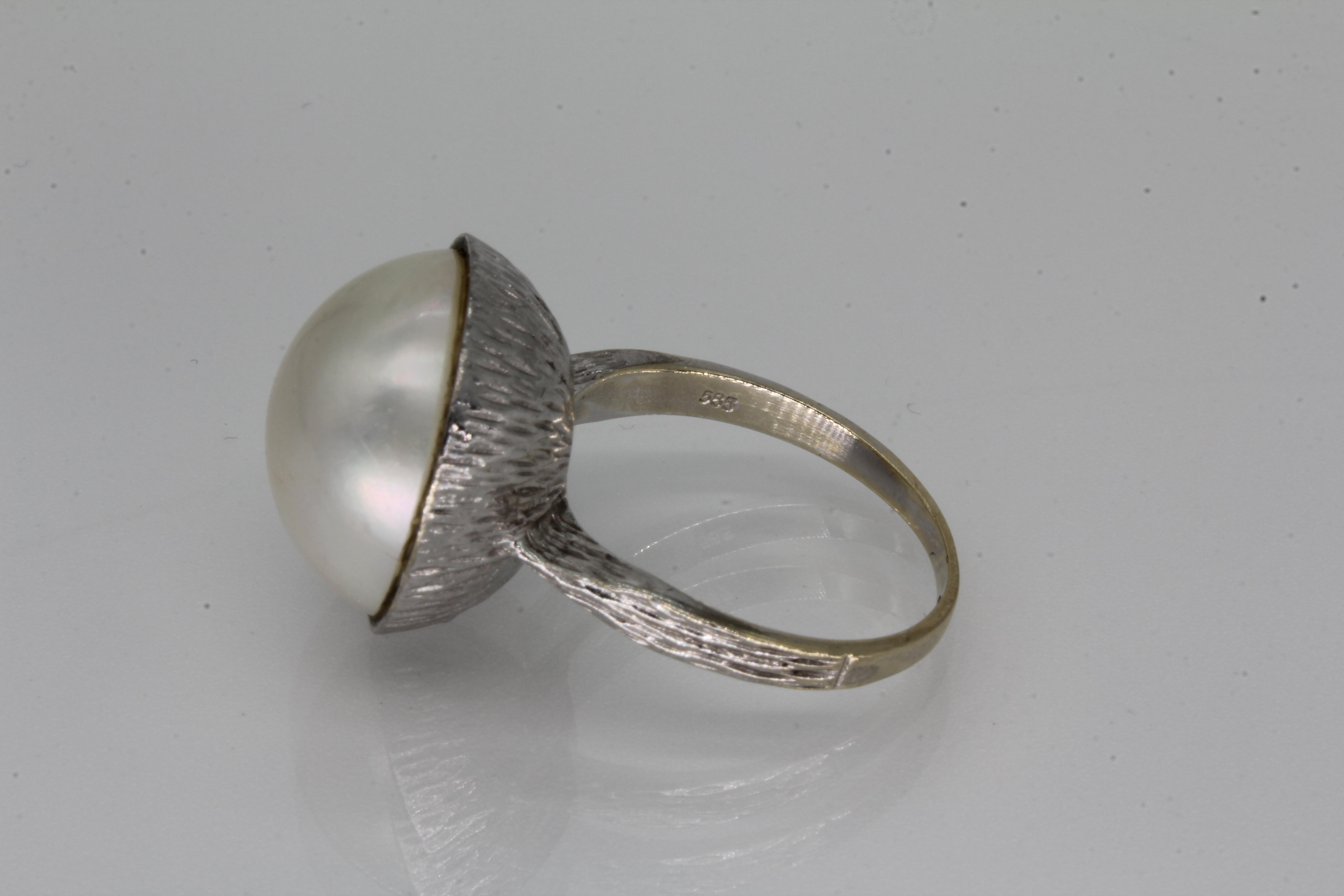 Schrägansicht eines modernen Weißgoldrings mit Akoya Perle