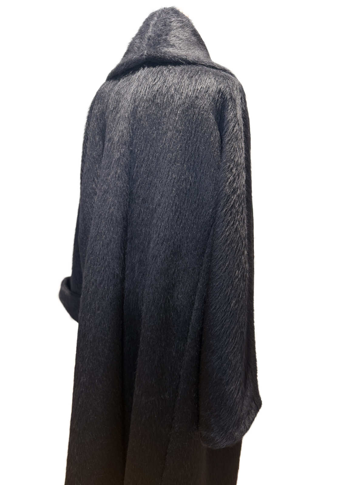 Marina Rinaldi Mantel Rückansicht – strukturierte Oberfläche aus Alpaka und Schurwolle.