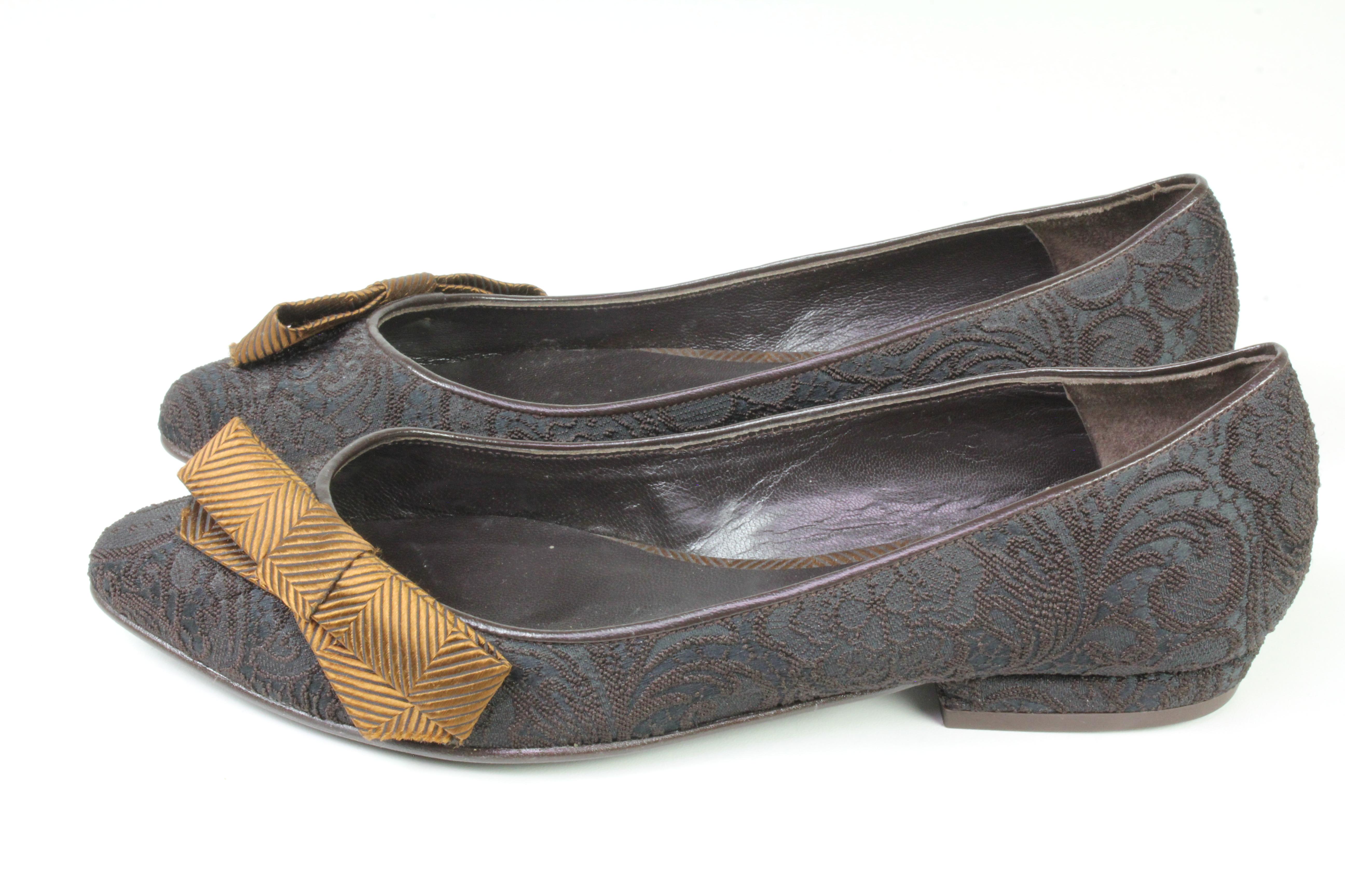Ballerinas schräg von rechts seitlich