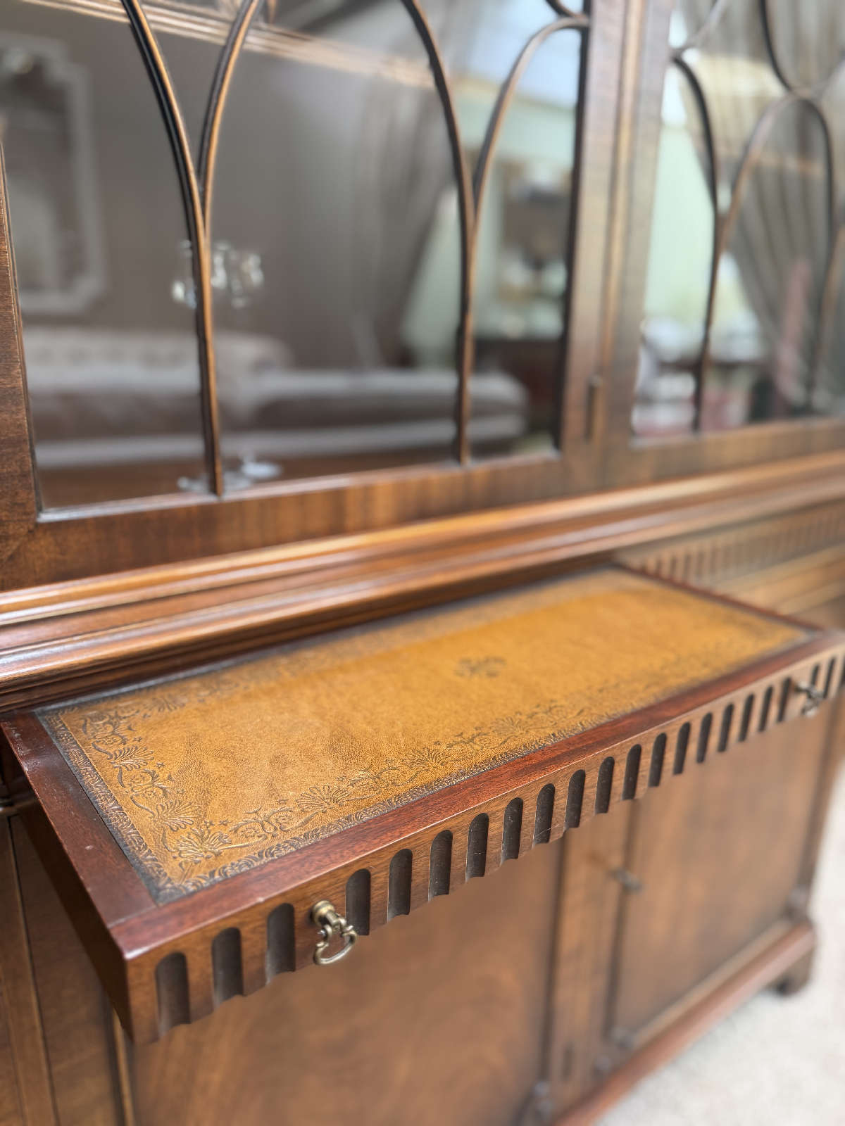 Schreibklappe Detail im englischen Stil Reprodux Mahagoni Möbel.