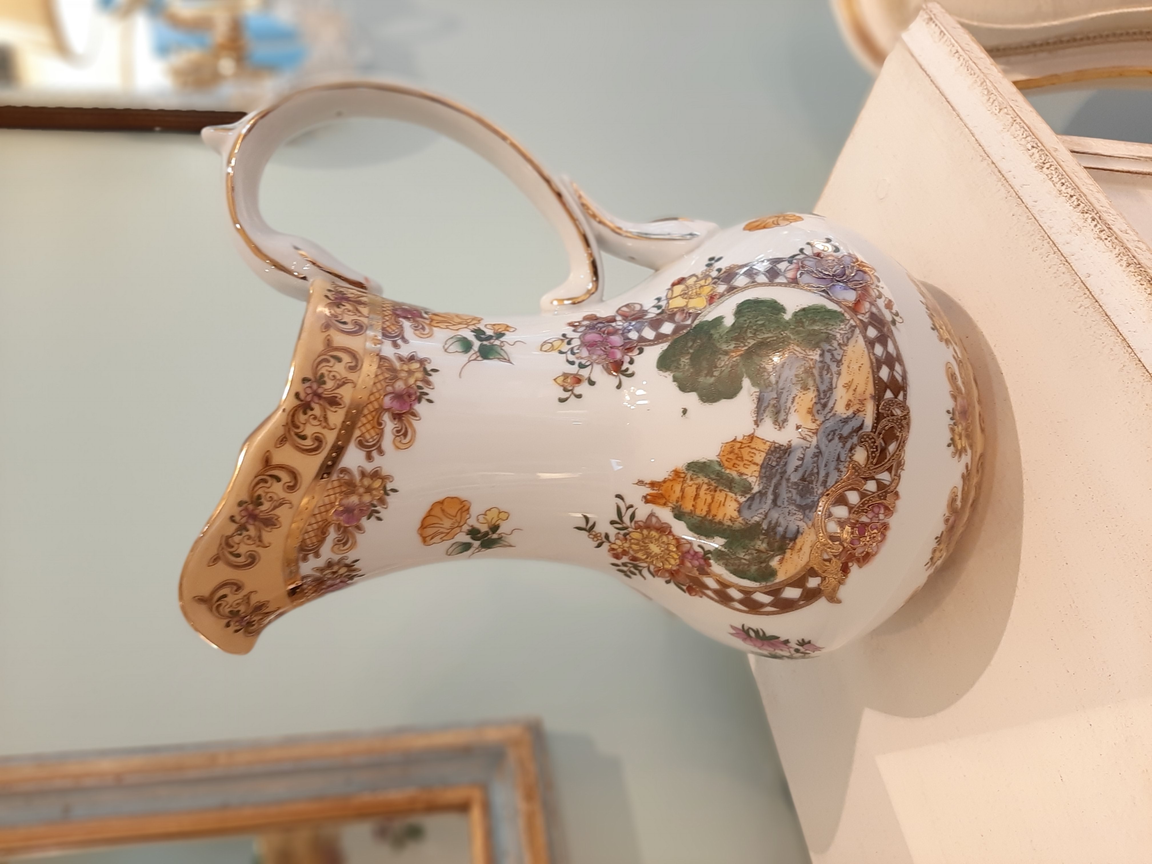 Handbemalter Krug mit Landschafts- und Blumenmalerei