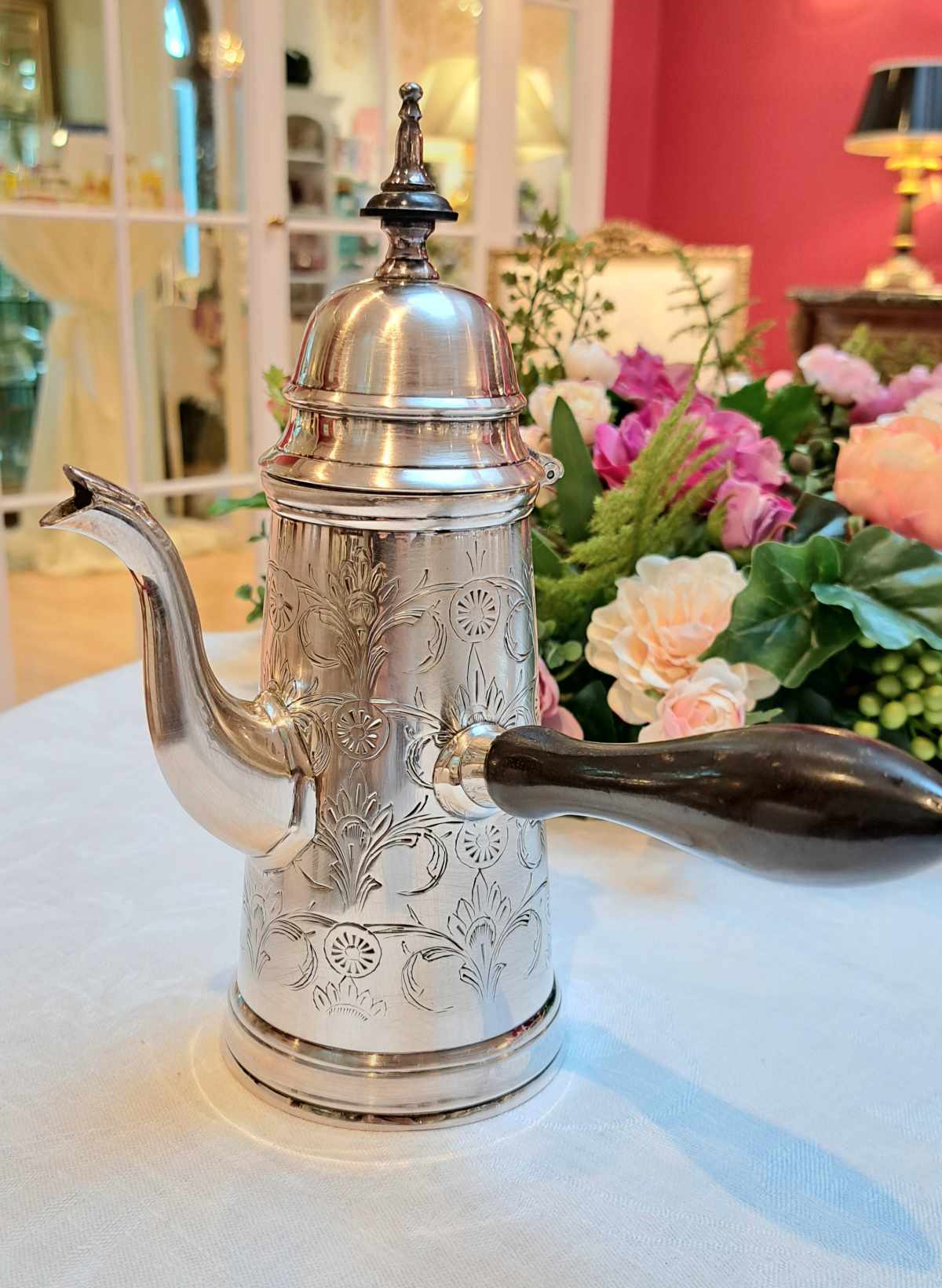 Kleine Kanne Schokolade Mokka versilbert seitlich Holzgriff verziert Second Hand frontal Kleine Kanne, für Schokolade oder Mokka, versilbert, mit seitlichem Holzgriff, verziert, Second Hand, Frontalansicht.