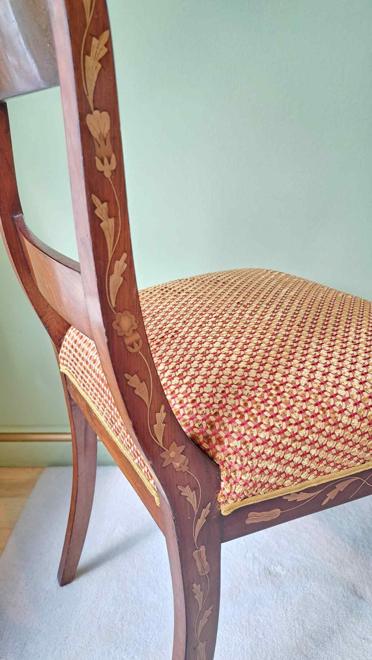 Antiker Stuhl, intarsiert, aus den Niederlanden, wohl 19. Jahrhundert, neu gepolstert und bezogen, seitlich.
