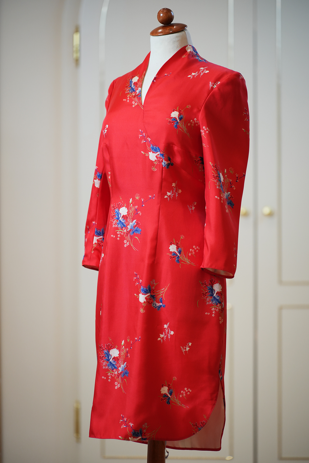 Rotes Kleid mit Blumen von Atelier Beaumont – Seitenansicht