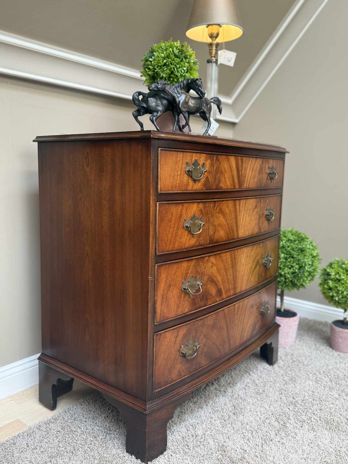 Seitenansicht der Mahagoni Kommode „Jack“ im englischen Stil von Reprodux by Bevan Funnell.