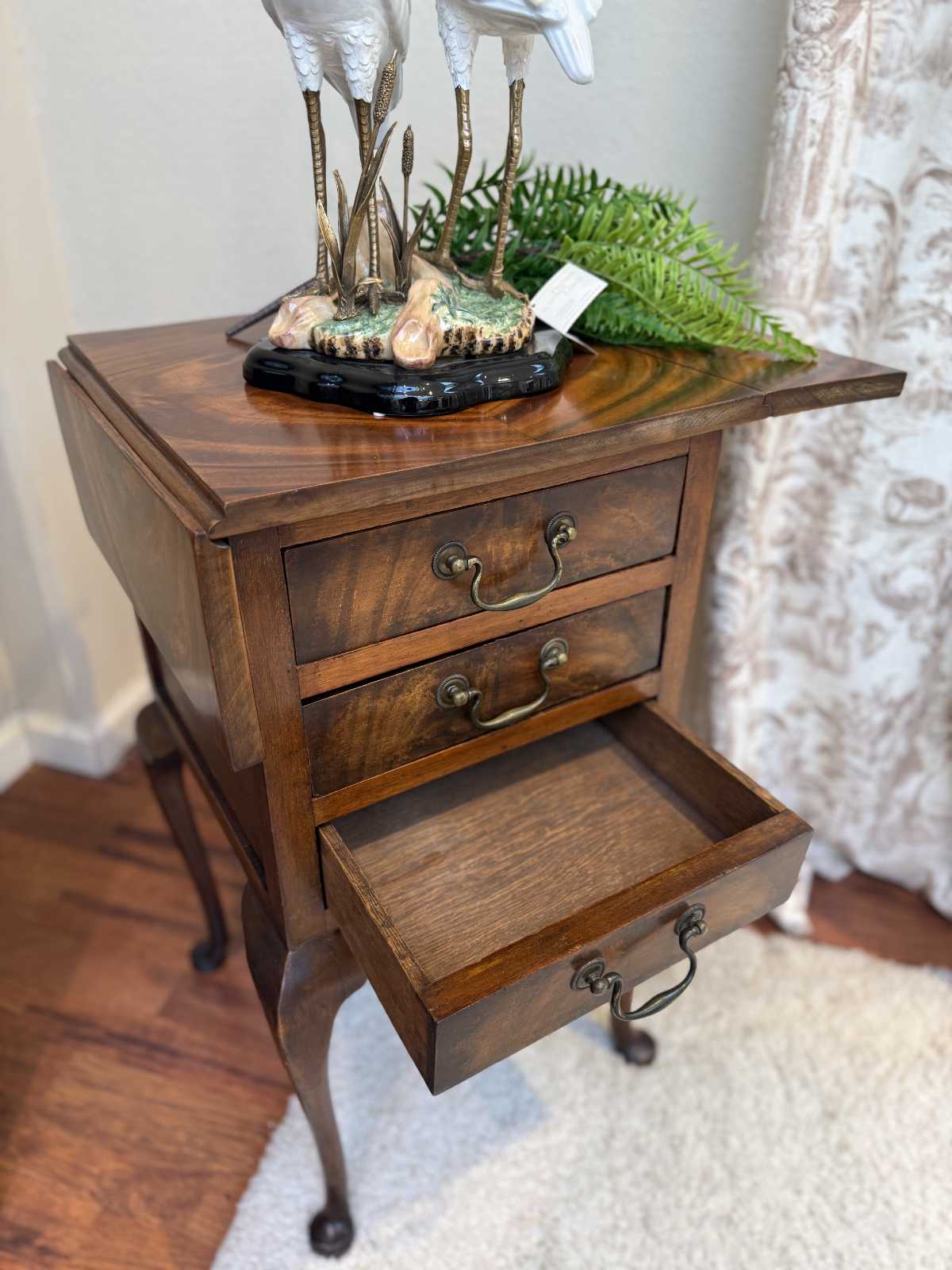 Elliot englische Kommode Mahagoni Beistelltisch mit Klappseiten Schublade geöffnet.