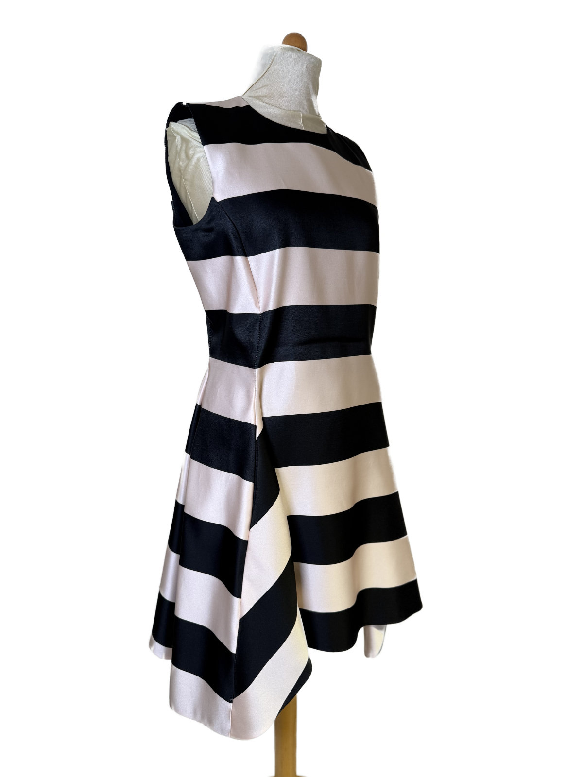 Detailansicht des hochwertigen Seidenstoffs und der Streifenstruktur.