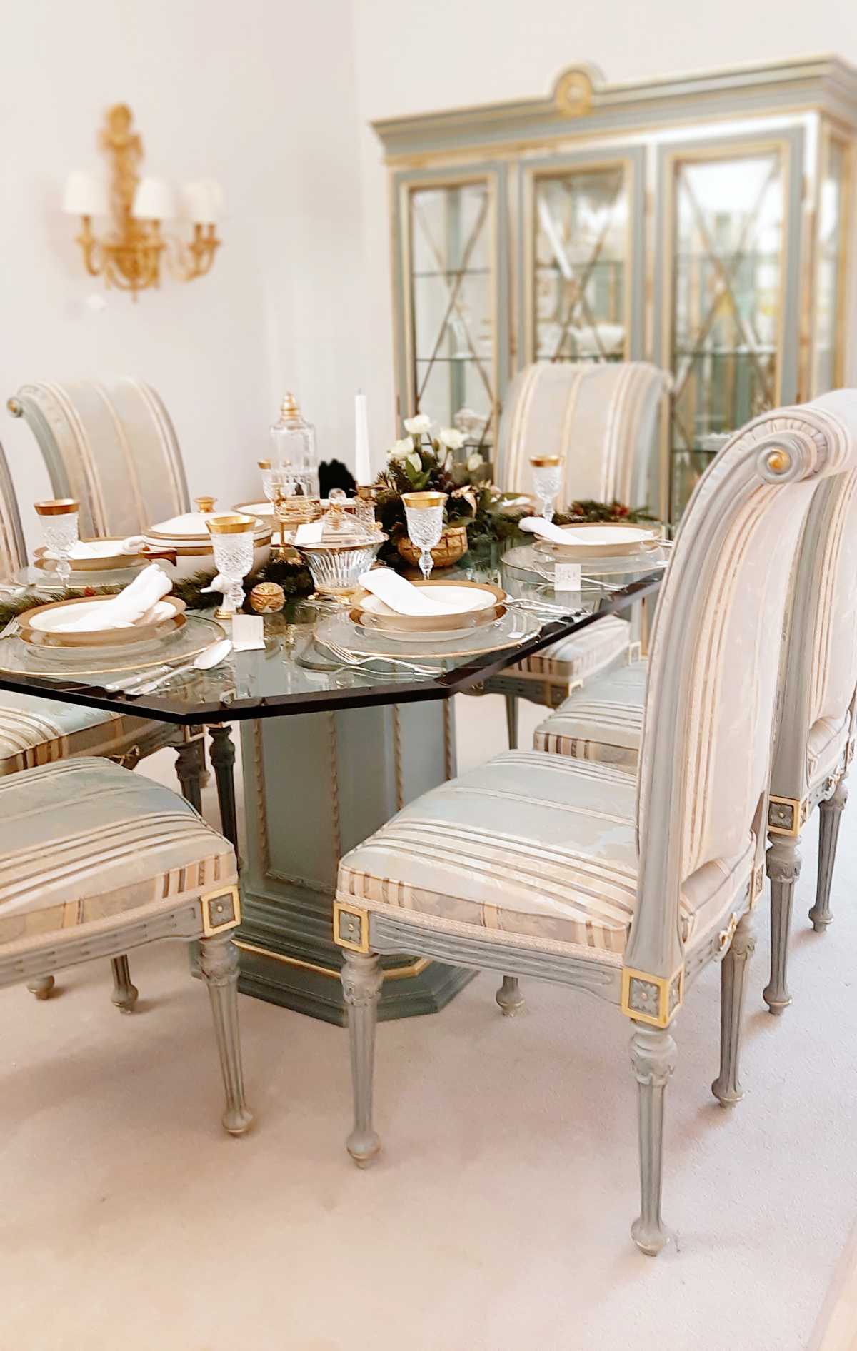 Tischgruppe im Stil des Louis XVI, aus dem Hause Trüggelmann, in türkis mit 6 Stühlen, Glastisch.
