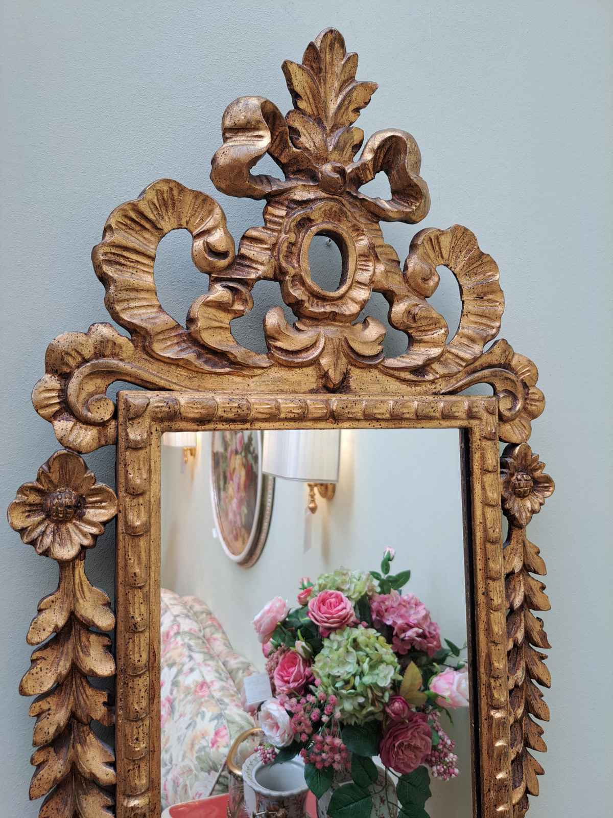 Antiker Spiegel aus 19. Jh., Holzschnitzereien, als Wandschmuck, oben.