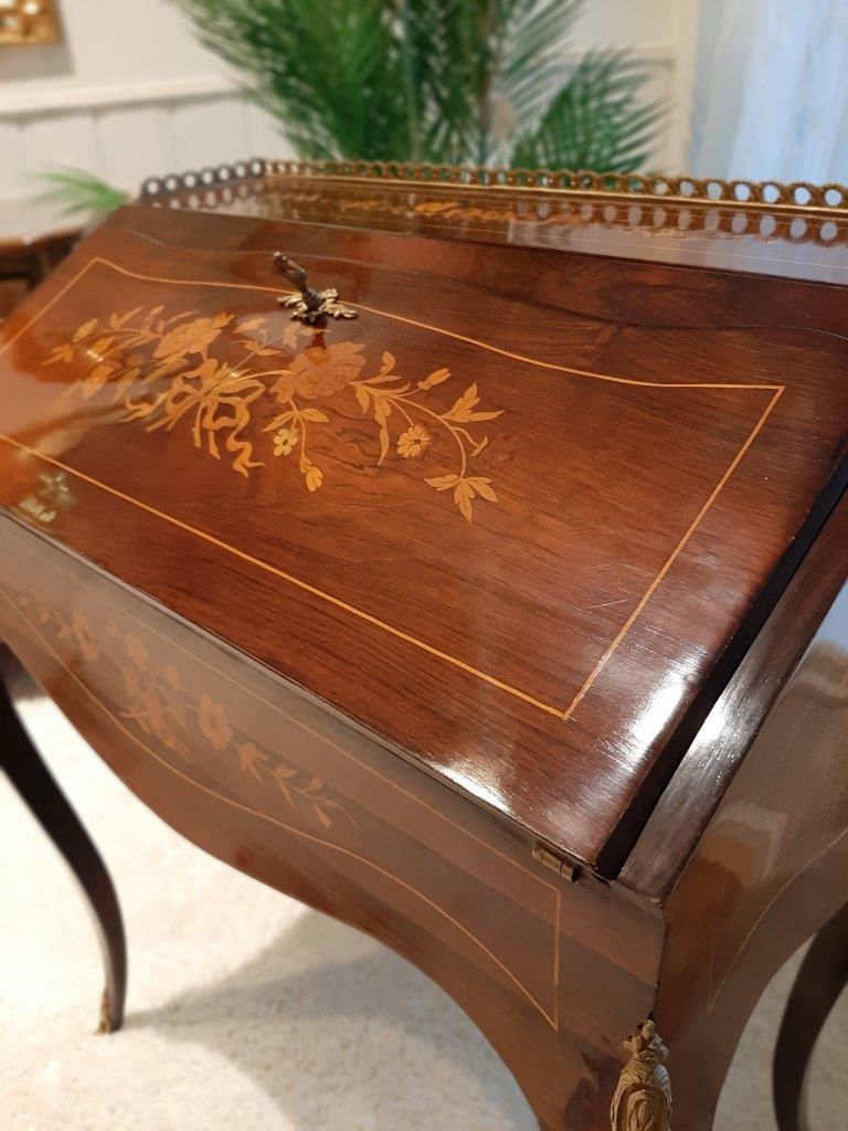 antiker Sekretär Frankreich Palisander Intarsien Ansicht Schreibklappe mit schönen Intarsien