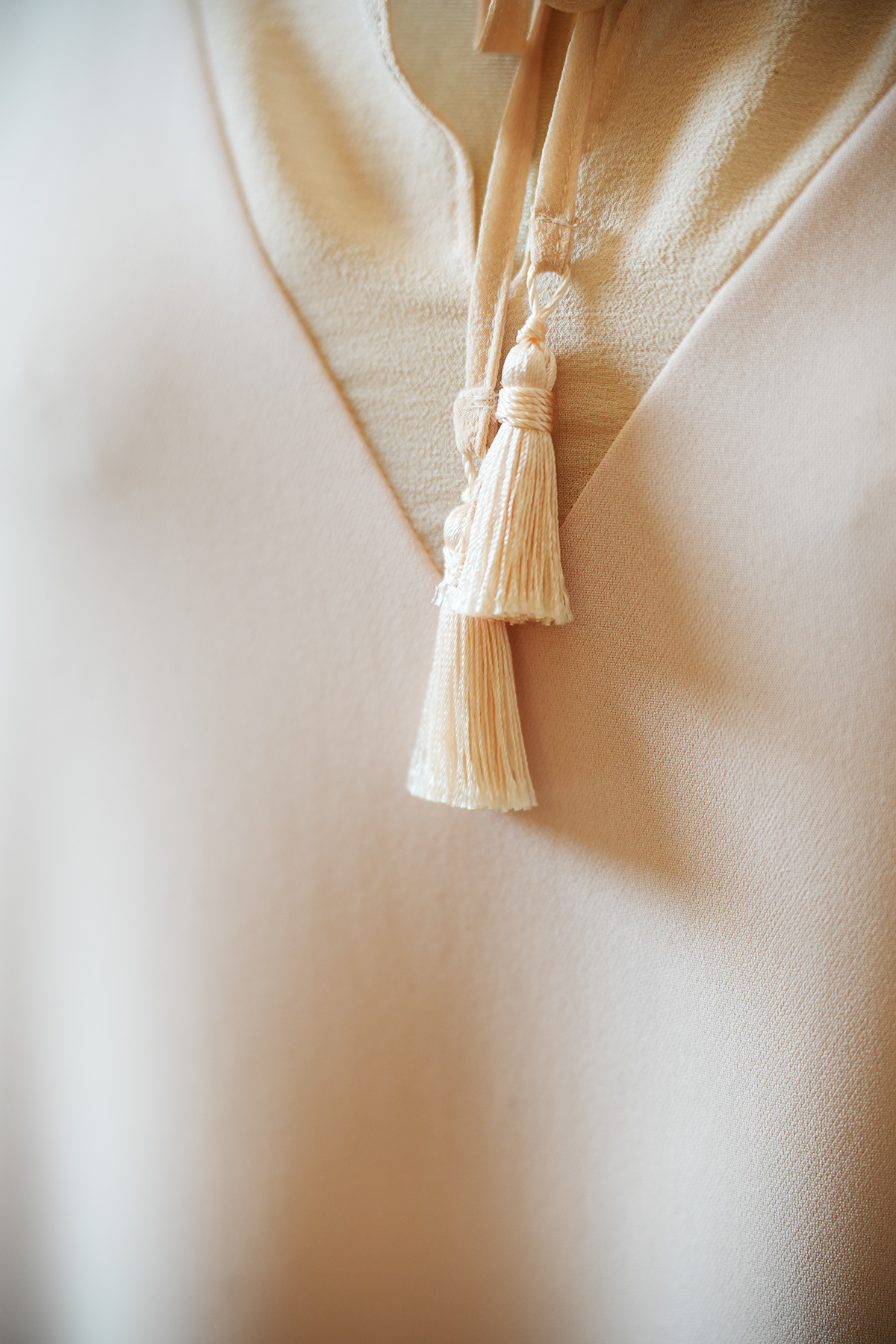 Detailaufnahme der Schleife und des Ausschnitts eines Max Mara Studio Sommerkleids
