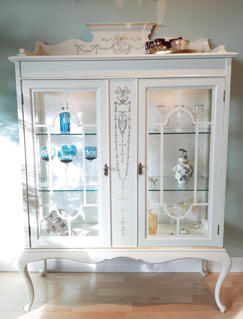 Englische Vitrine aus Mahagoni in Weiß mit goldenen Intarsien, Gesamtansicht