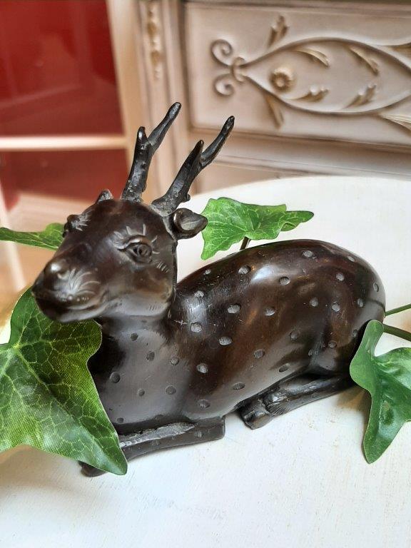 Antike Bronze Rehkuh liegend, asiatische Antiquität 19. Jahrhundert, Vorderansicht