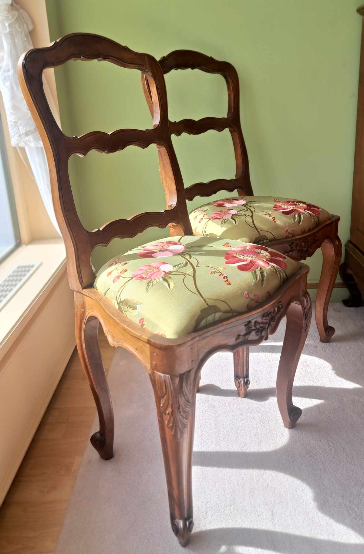 Antiker Stuhl, original Barock, aus dem 17. oder 18. Jahrhundert, neu gepolstert und bezogen, seitlich.