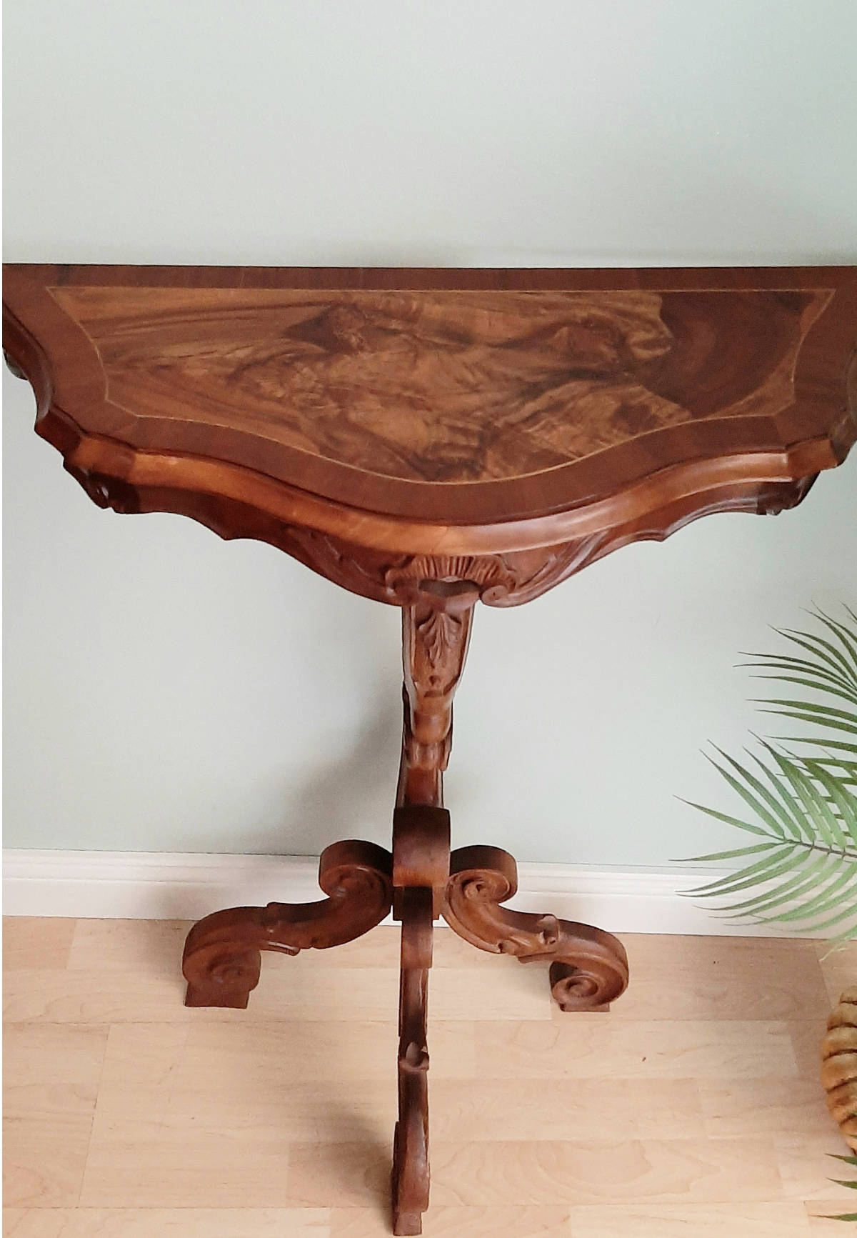 Konsole Nussbaum Wurzelholz klein oben Konsole aus Nussbaum mit Furnier aus Wurzelholz, klein, von oben.