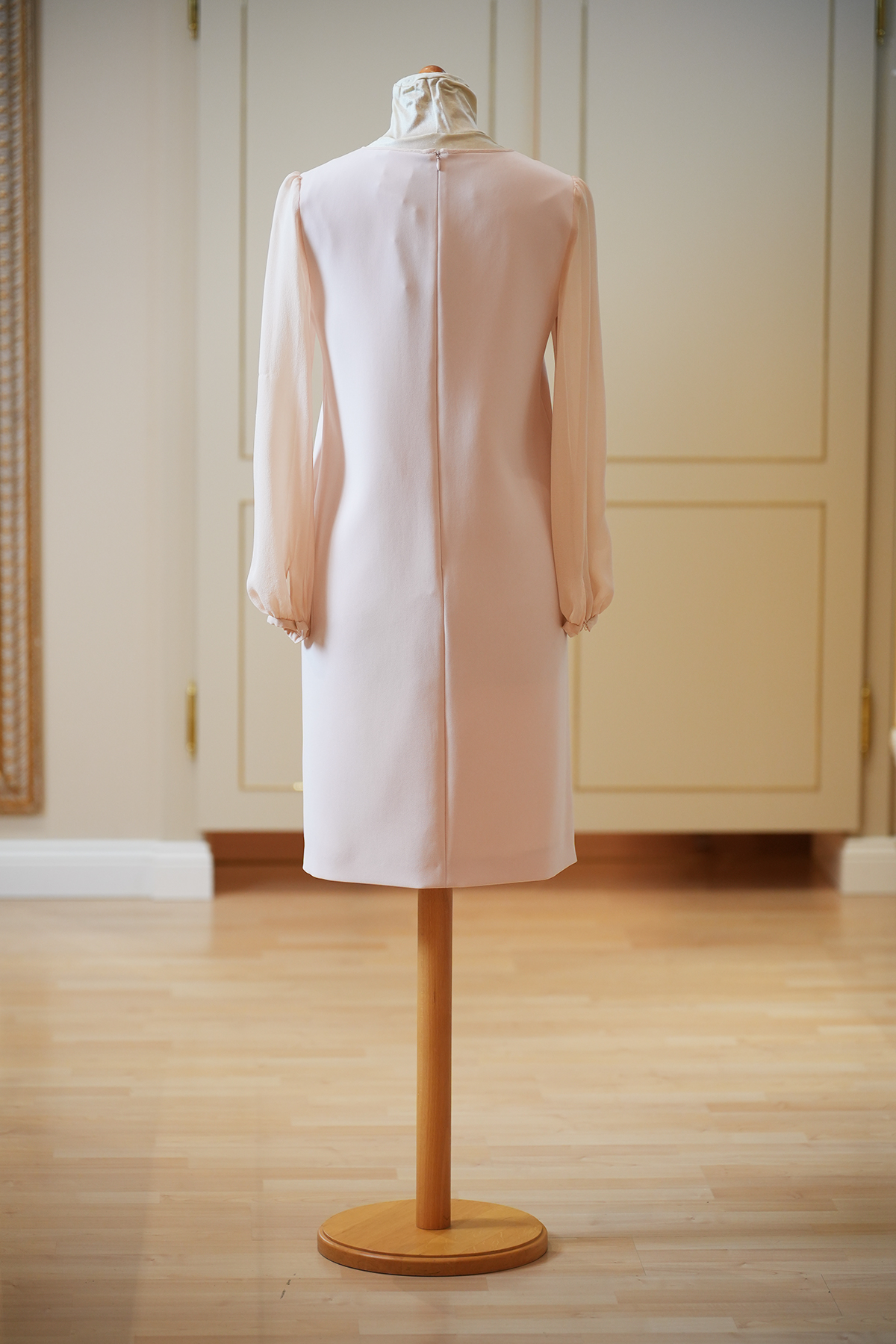 Rückansicht eines roséfarbenen Sommerkleids von Max Mara Studio