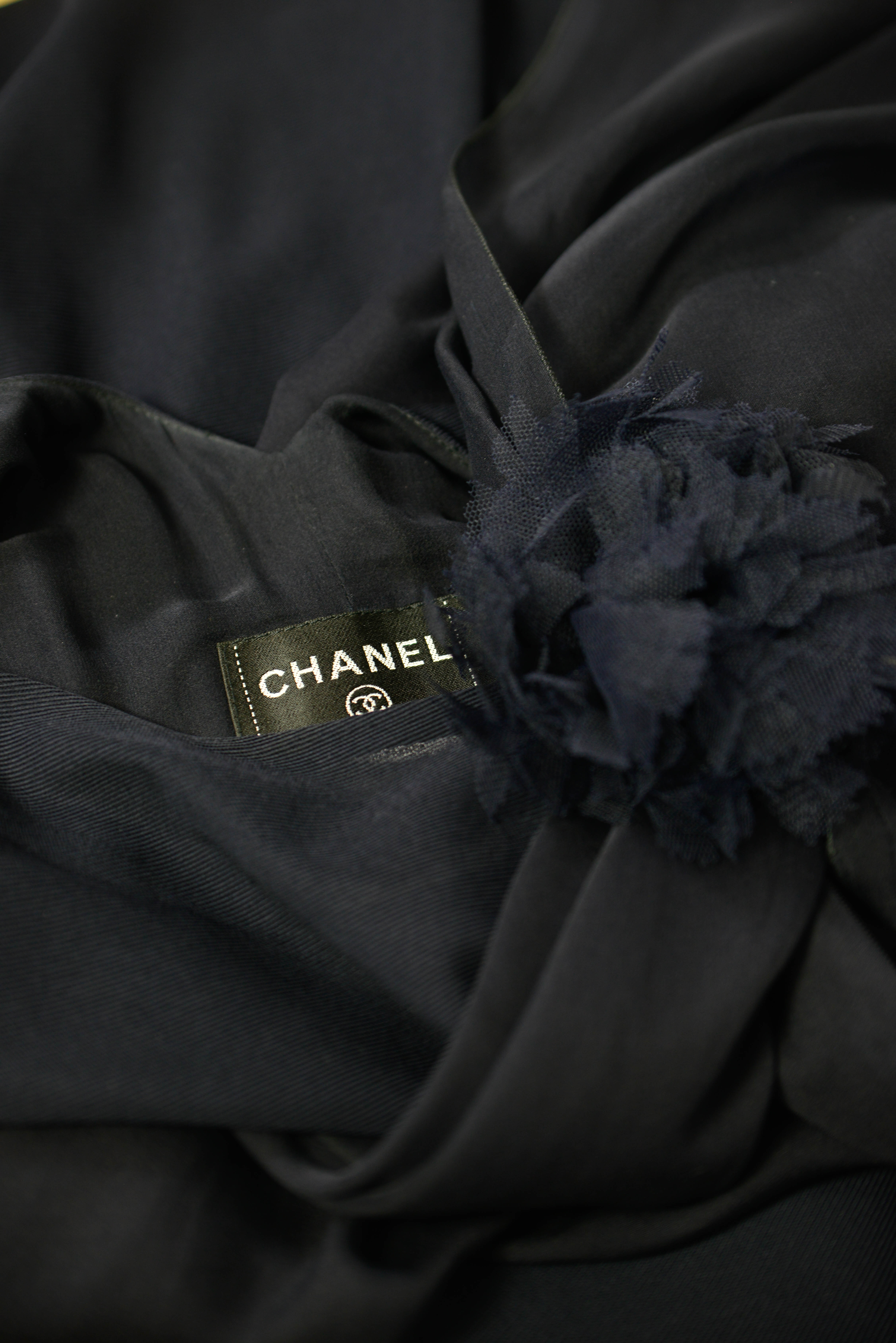 Chanel Abendkleid in dunkelblau in der Groesse 38 Detailansicht vom Logo