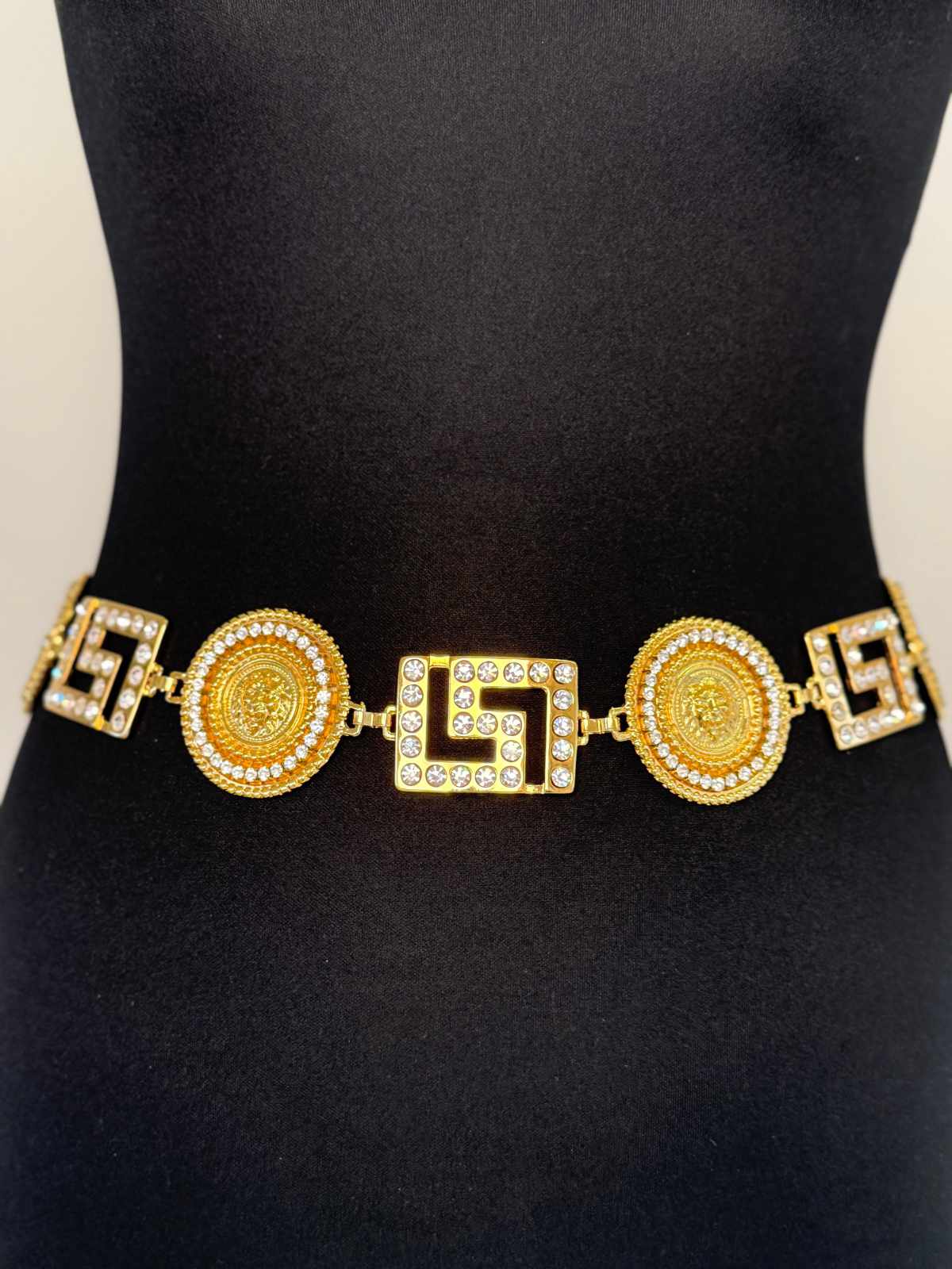 Goldfarbener Versace Kettengürtel mit Medusa-Motiven und Kristallbesatz. 