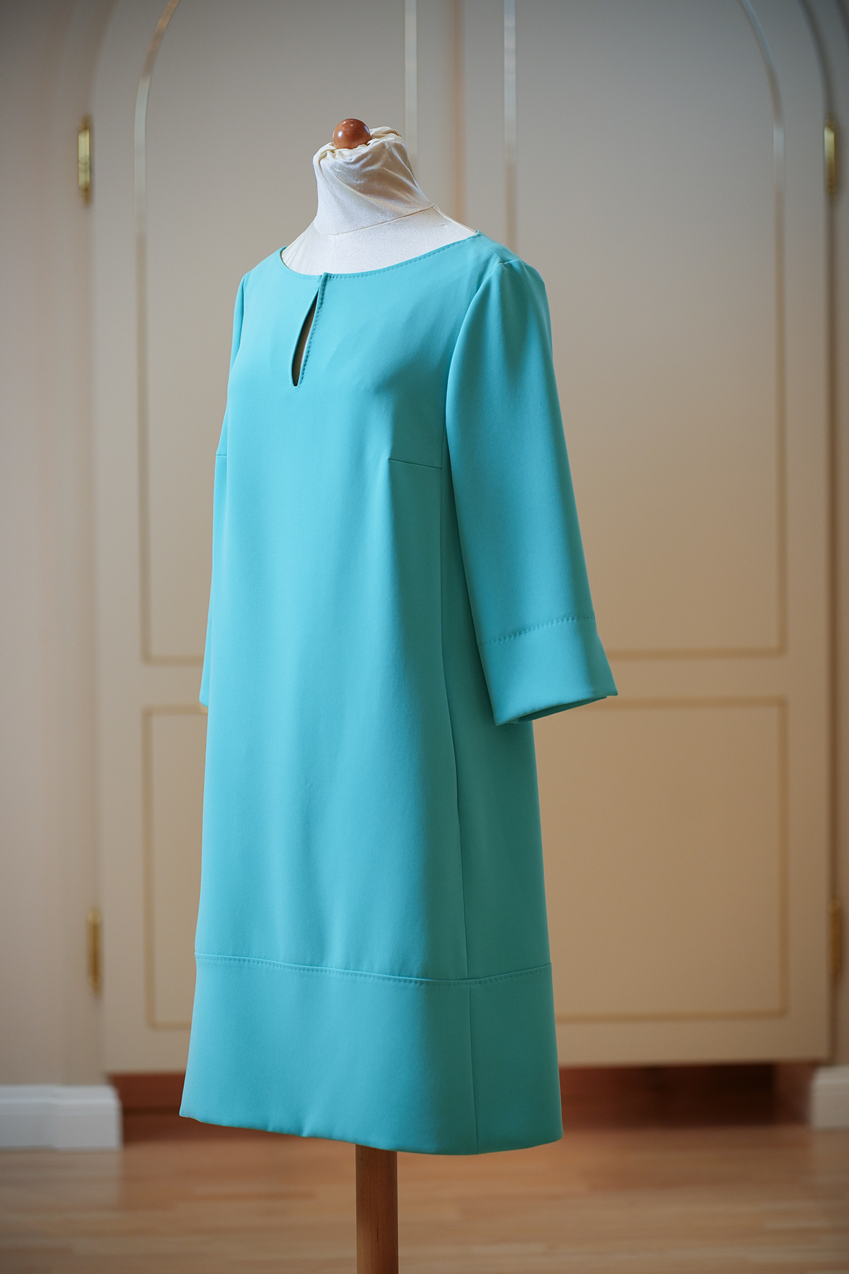 Schrägansicht eines eleganten Maison Common Sommerkleids mit 3/4-Ärmeln