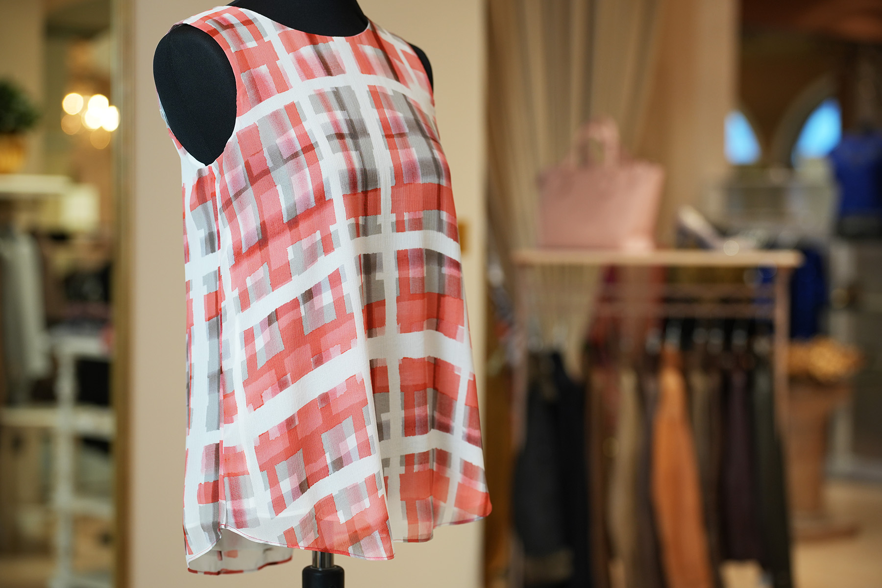Seitliche Ansicht des Chiffon Tops von Iris von Arnim in rosa-weißem Karomuster