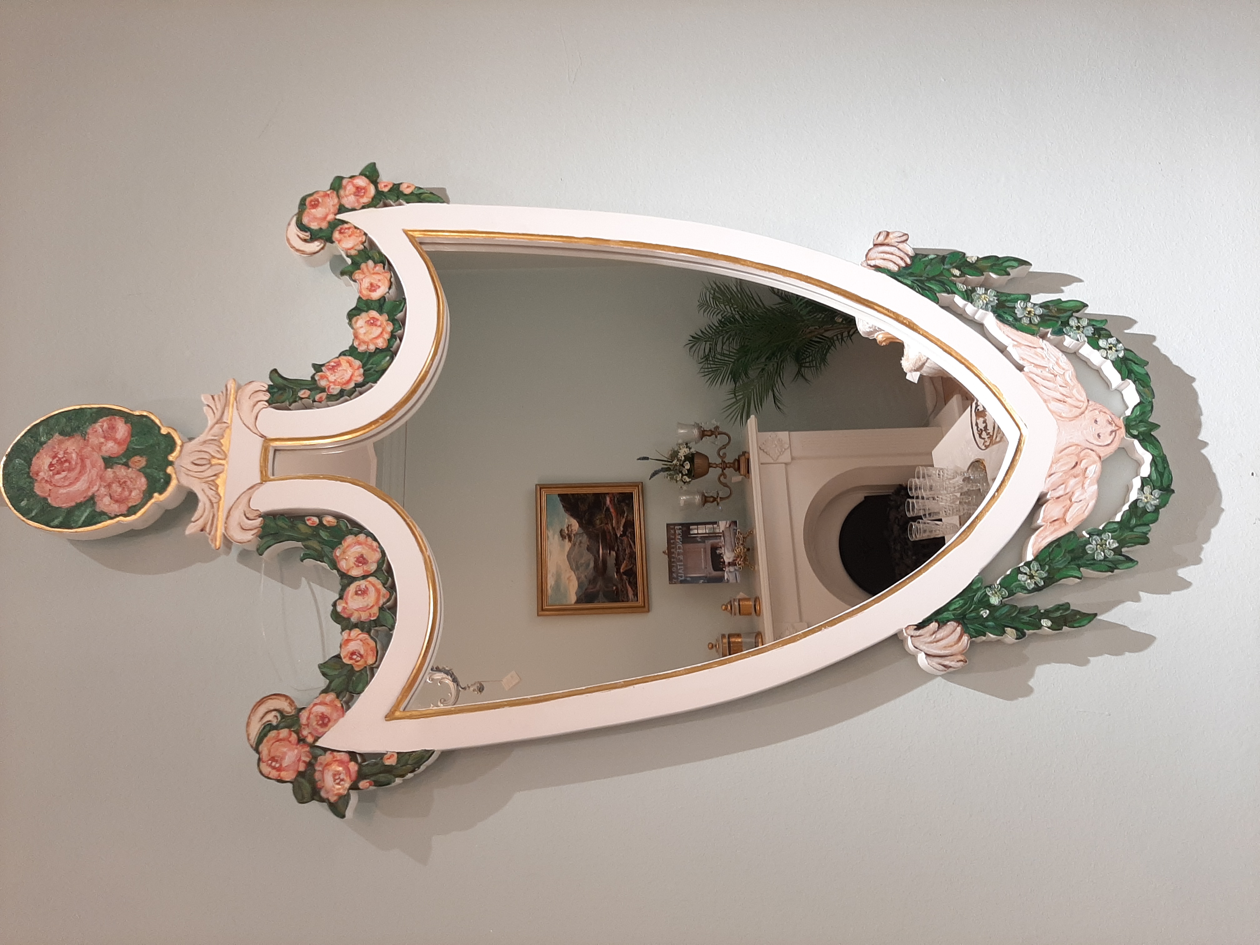 Jugendstil-Spiegel frontal an der Wand