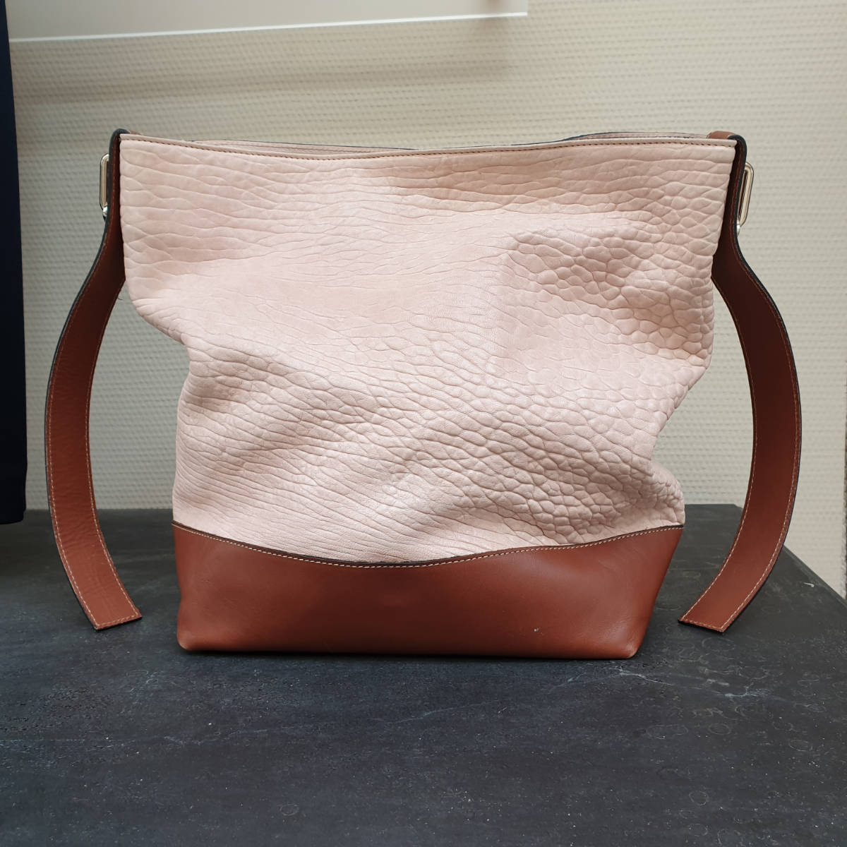 Vintage Leder Handtasche, in rosa und braun, Frontalansicht.