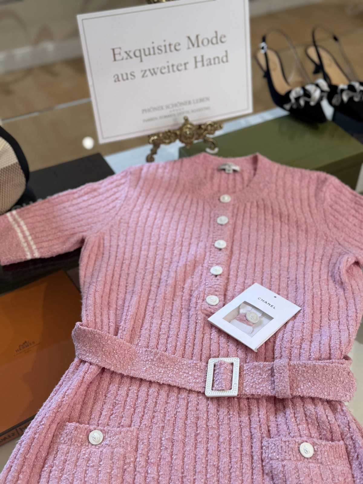 Chanel Kleid in Rosa mit Ersatzknöpfen.