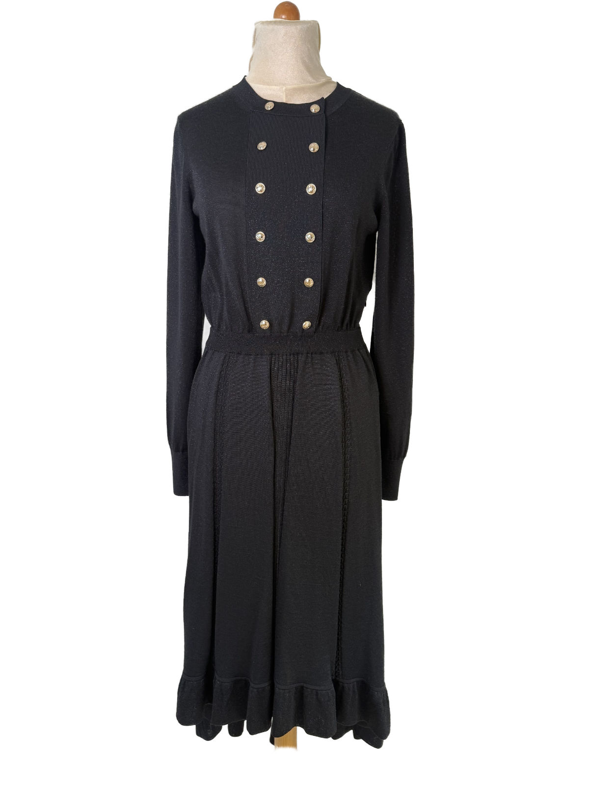 Schwarzes CHANEL Kleid mit Volantsaum und Knopfleiste vorne.