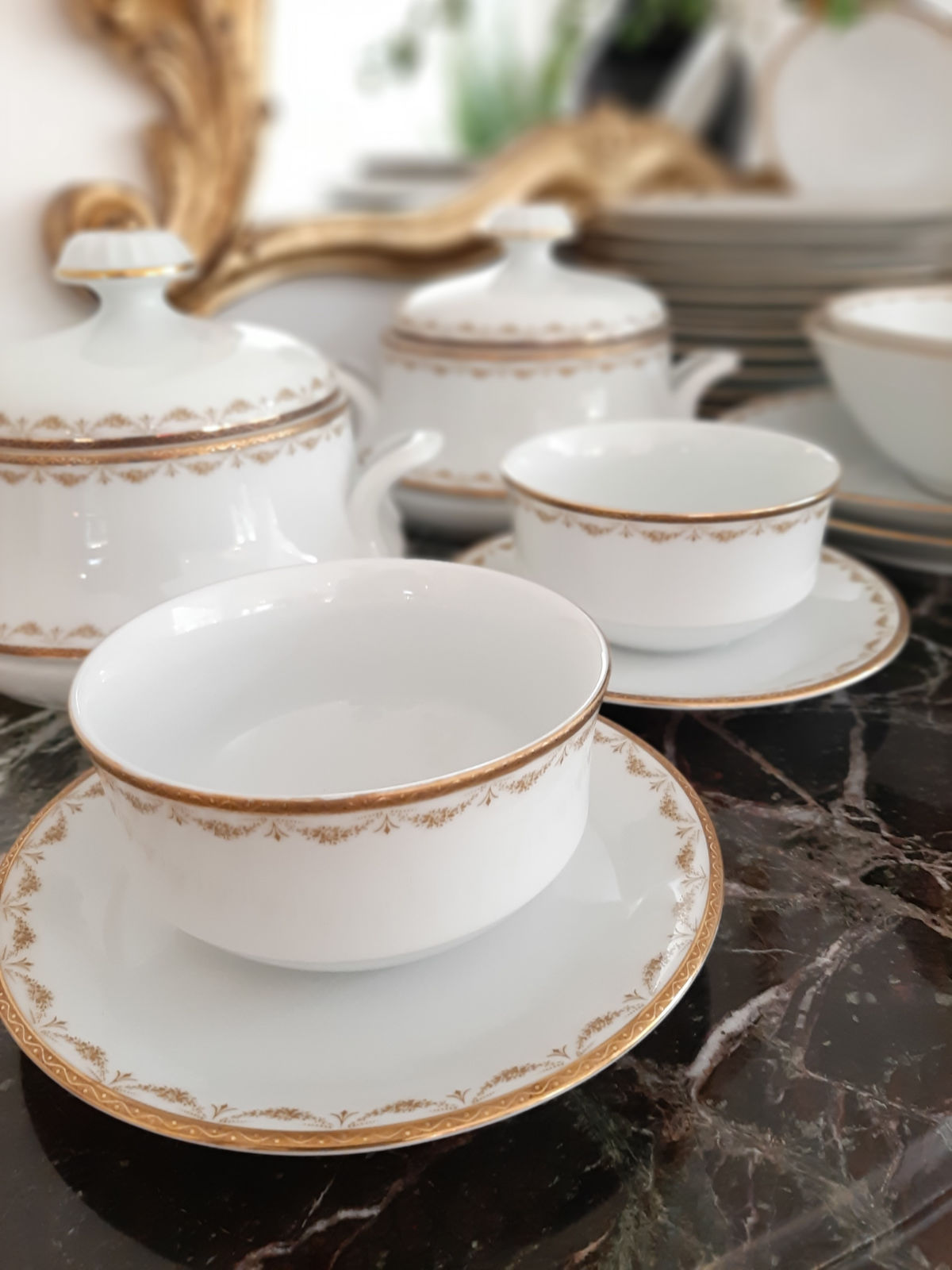 Speiseservice 12 Personen weiss gold Porzellan Saucieren Speiseservice für 12 Personen, in weiß-gold, aus Porzellan, Saucieren.