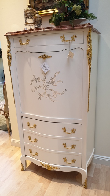 Sekretär ALINA mit Marmorplatte Sekretär ALINA mit weiß lackierter Oberfläche und goldenen Messingbeschlägen. *****Hochwertiges aus zweiter Hand bei Phönix Schöner Leben*****  H. 142 cm , B. 74 cm , T. 42  cm Nussbaumholz, weiß lackiert und mit Gold bemalt