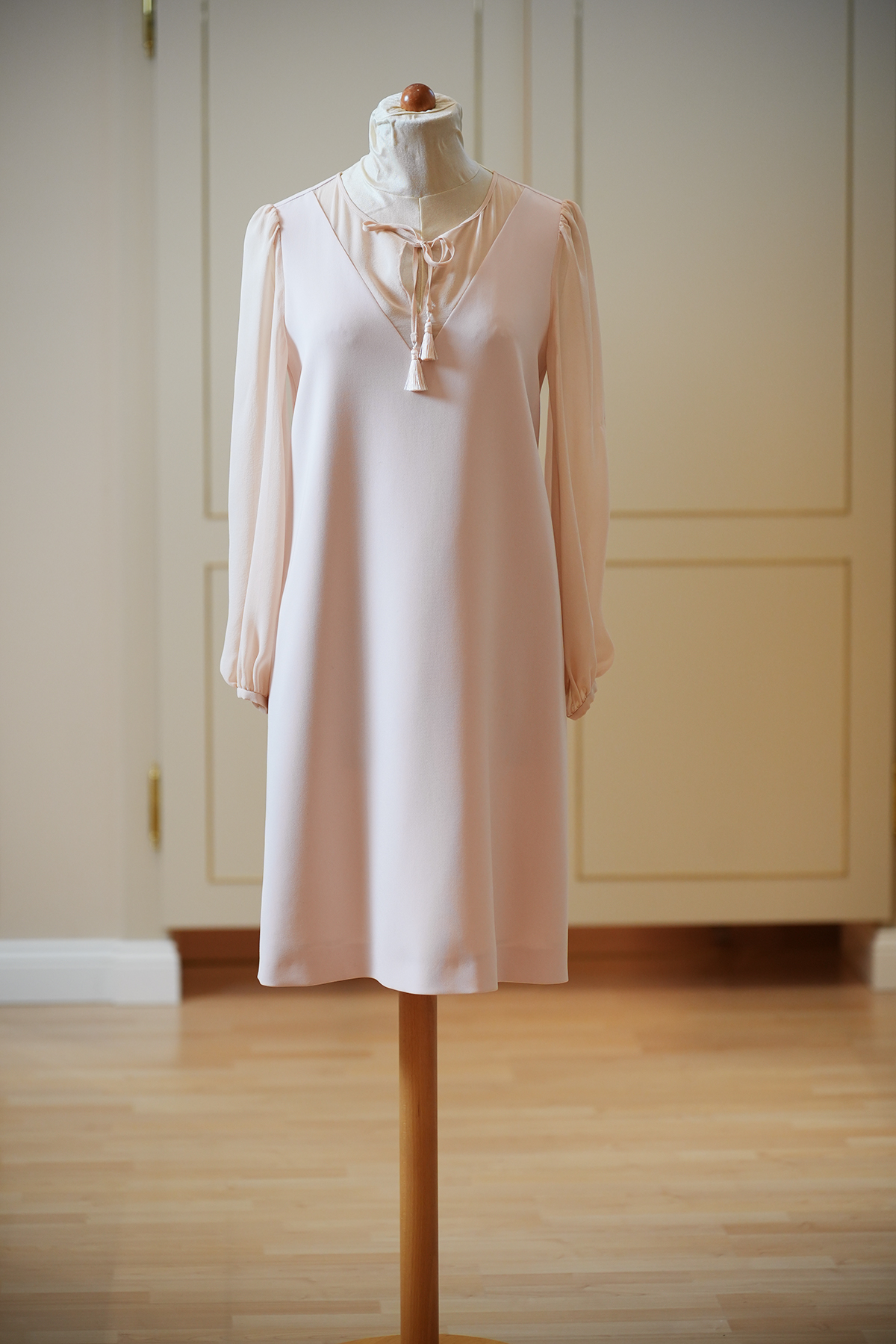 Vorderansicht eines roséfarbenen Sommerkleids von Max Mara Studio auf Schneiderpuppe