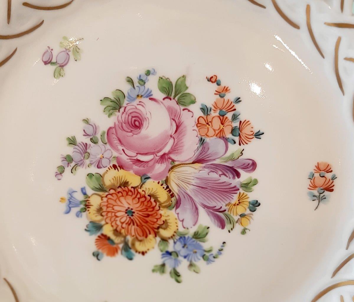 Florales handgemaltes Blumenmotiv auf Porzellan Wandteller