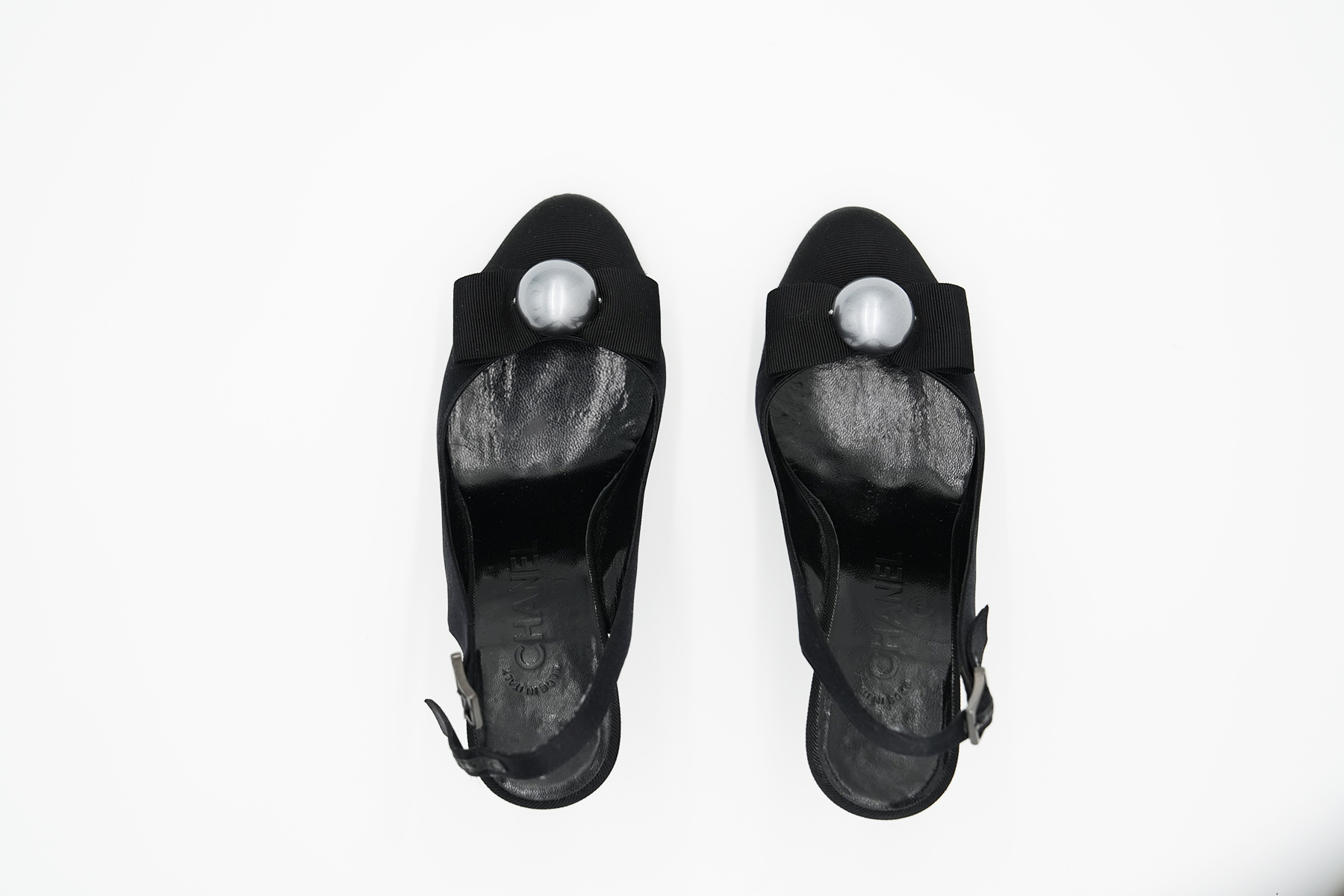 Schwarze Chanel Riemchenpumps von oben fotografiert, Paaransicht