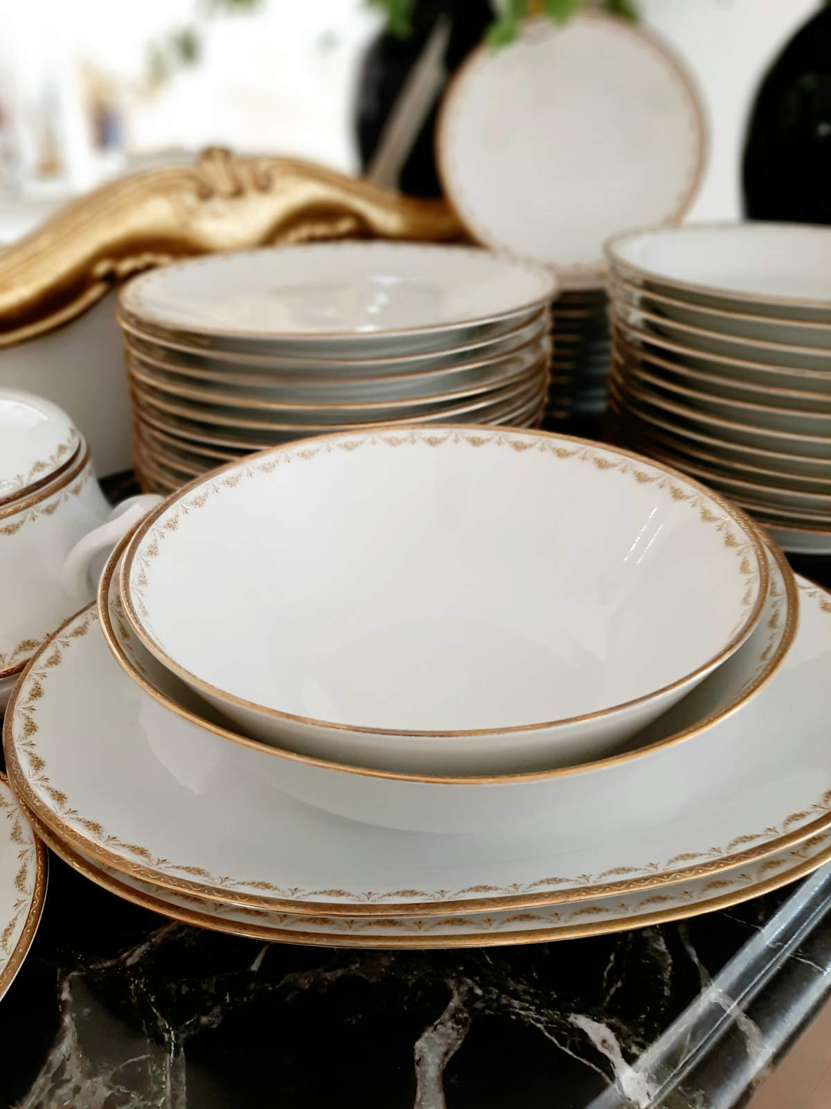 Speiseservice 12 Personen weiss gold Porzellan Schuessel Speiseservice für 12 Personen, in weiß-gold, aus Porzellan, Schüssel.