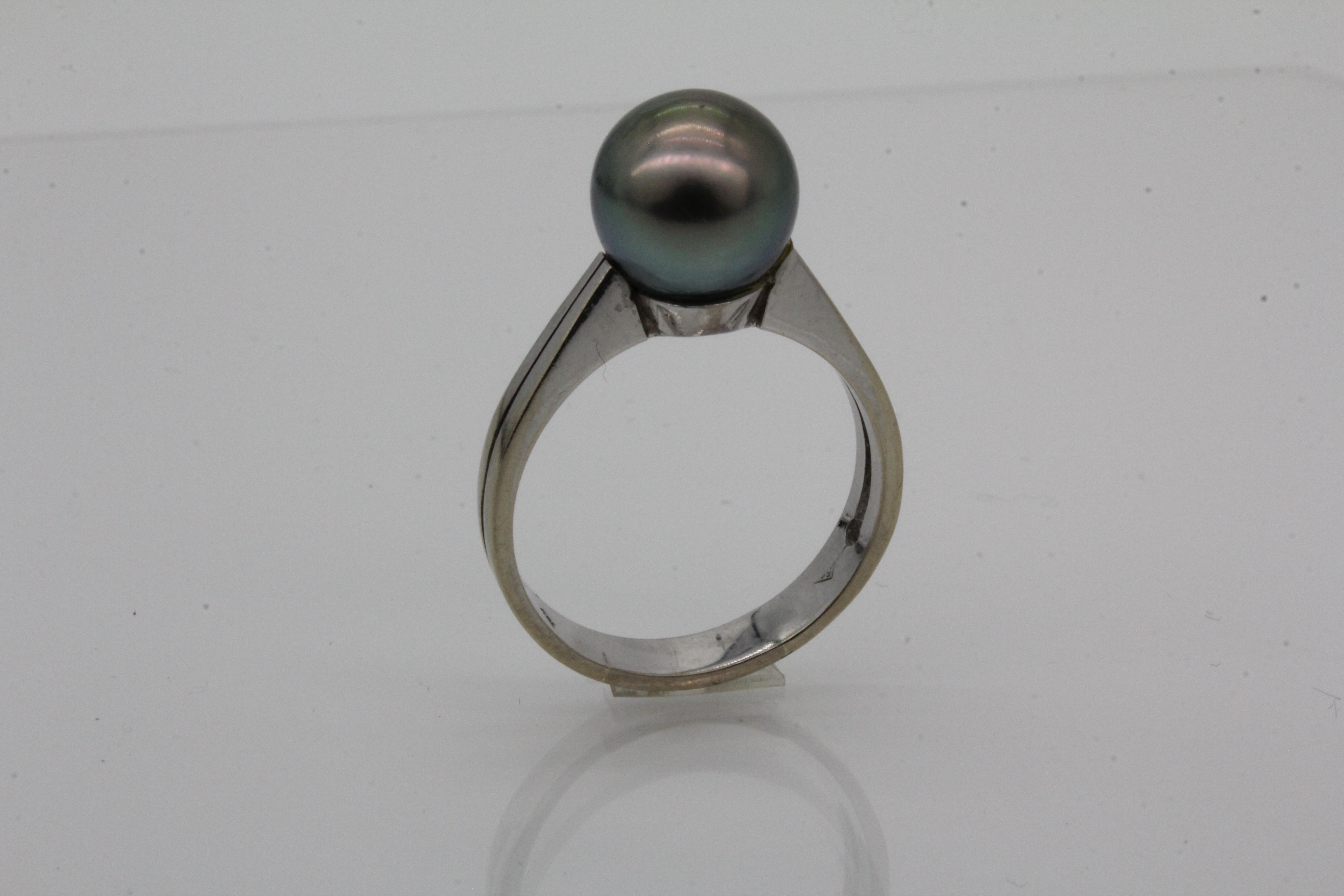 Tahiti-Ring frontal stehend